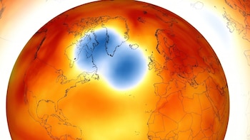 Mapa de la Tierra en un globo con colores que representan temperaturas. Predominan tonos cálidos (naranja, amarillo) y una zona azul frío sobre Groenlandia.