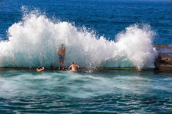 Ocho muertes y una desaparición en el último mes por golpes de mar reaviva el debate sobre los peligros costeros en Canarias (Hola Islas Canarias)
