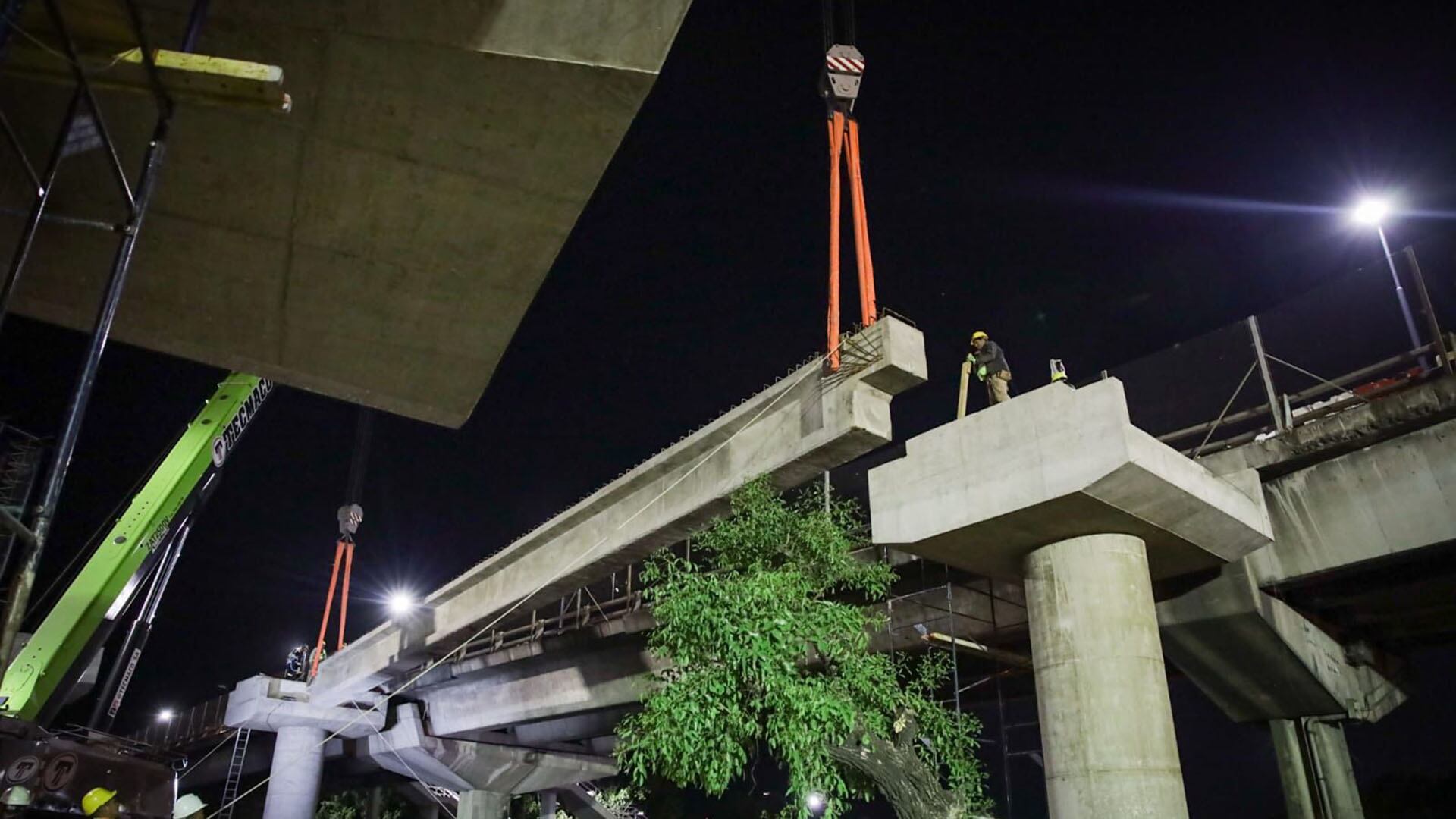 Las grúas trabajando en la obra que se realiza junto al estadio de River Plate
