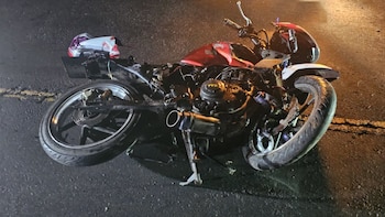 Un motociclista murió en la carretera Litoral, en Jiquilisco, Usulután, tras impactar contra una rastra. (Foto cortesía Comandos de Salvamentos)