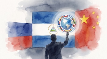Silueta de una persona que alza el emblema de la OEA ante la bandera de Nicaragua, con las banderas de Rusia y China a los lados.