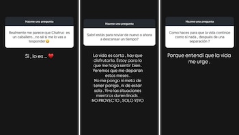 Tres secciones oscuras con cajas de texto blancas que dicen "Hazme una pregunta" y respuestas en texto blanco. Un corazón rojo acompaña una respuesta