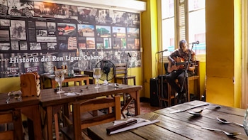 Desaolados, los restaurantes vacíos de Cuba ante el impacto de la crisis económica y social
