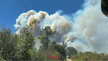 Confinan a 150 niños de una casa de colonias y varios vecinos por un incendio en La Bisbal d’Empordà (Girona)