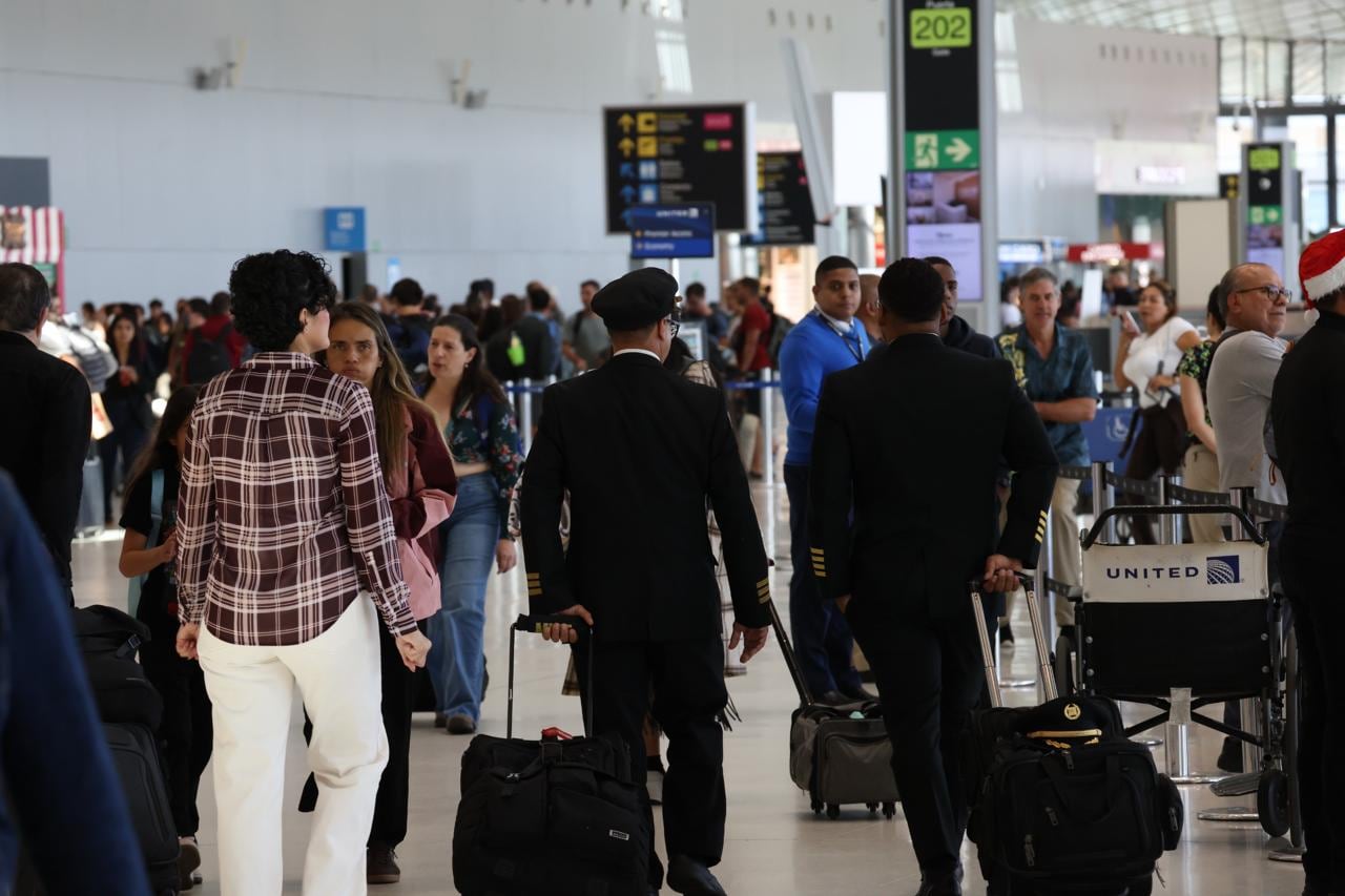 El Aeropuerto Internacional de Tocumen, en la ciudad de Panamá, es el principal puerto aéreo de entrada al país.