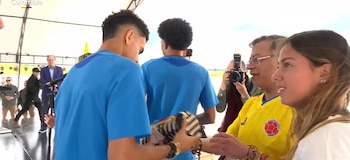 Luis Díaz recibe de manos de Gustavo Petro un sombrero vueltiao - crédito Presidencia