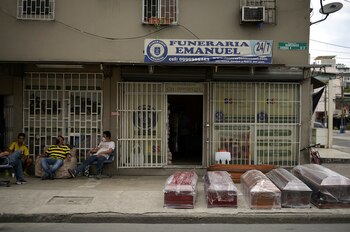 Ataúdes vacíos para la venta fuera de una funeraria, en medio del brote de la enfermedad coronavirus (COVID-19), en Guayaquil, Ecuador 17 de abril de 2020. (REUTERS)