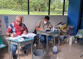 La coordinación entre la CCSS y líderes comunitarios permitió llevar medicamentos y orientación preventiva a zonas sin acceso por carretera. Crédito: CCSS