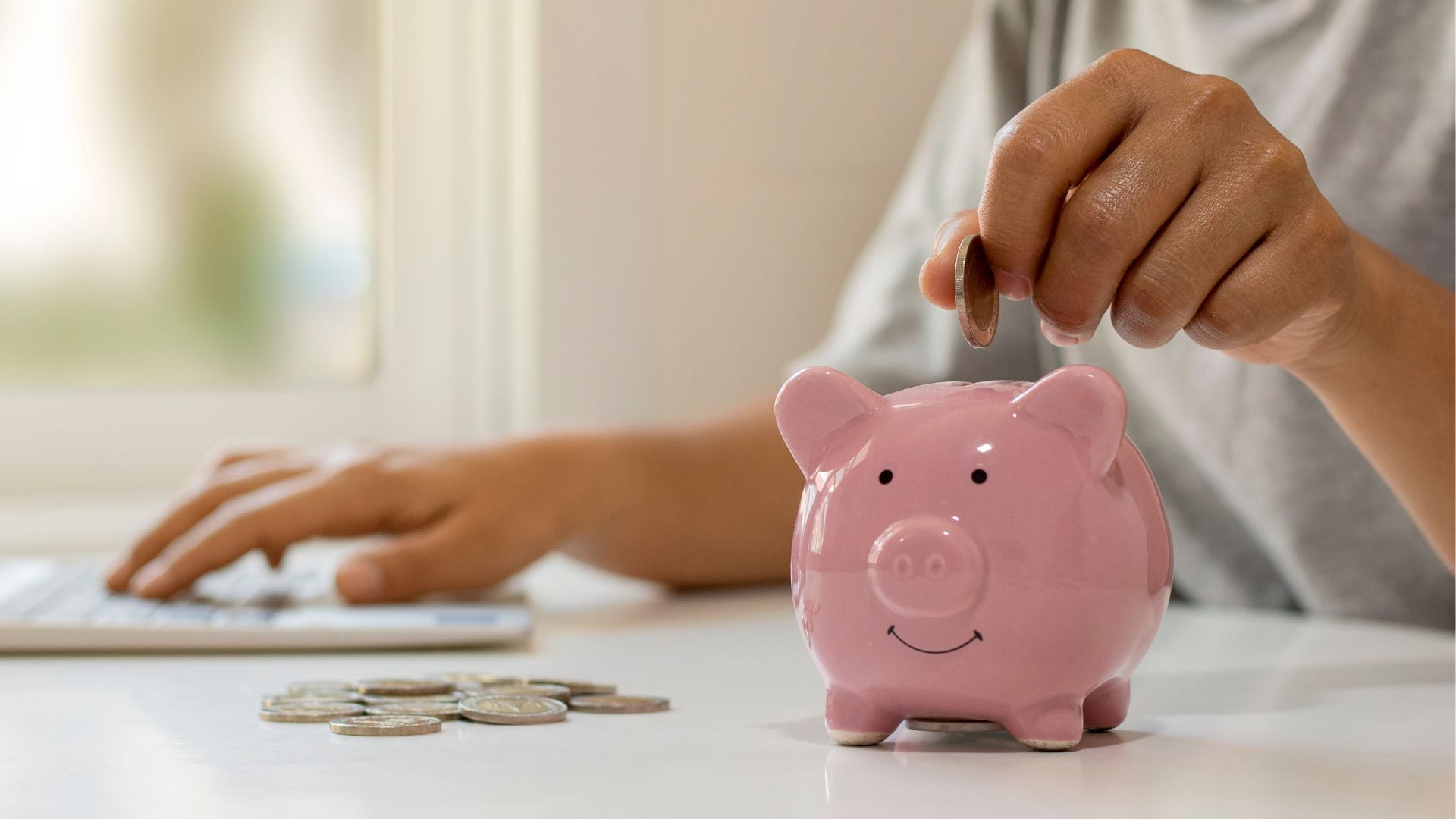 La especialista diferenció financiamiento de endeudamiento y señaló que gastar por encima del poder adquisitivo agrava el estrés financiero (Canva)
