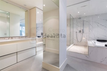 Imagen del baño del piso de Cristina Pedroche y Dabiz Muñoz. (Idealista)