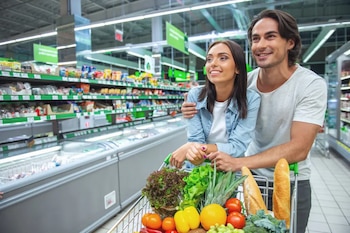 Una joven pareja sonríe mientras