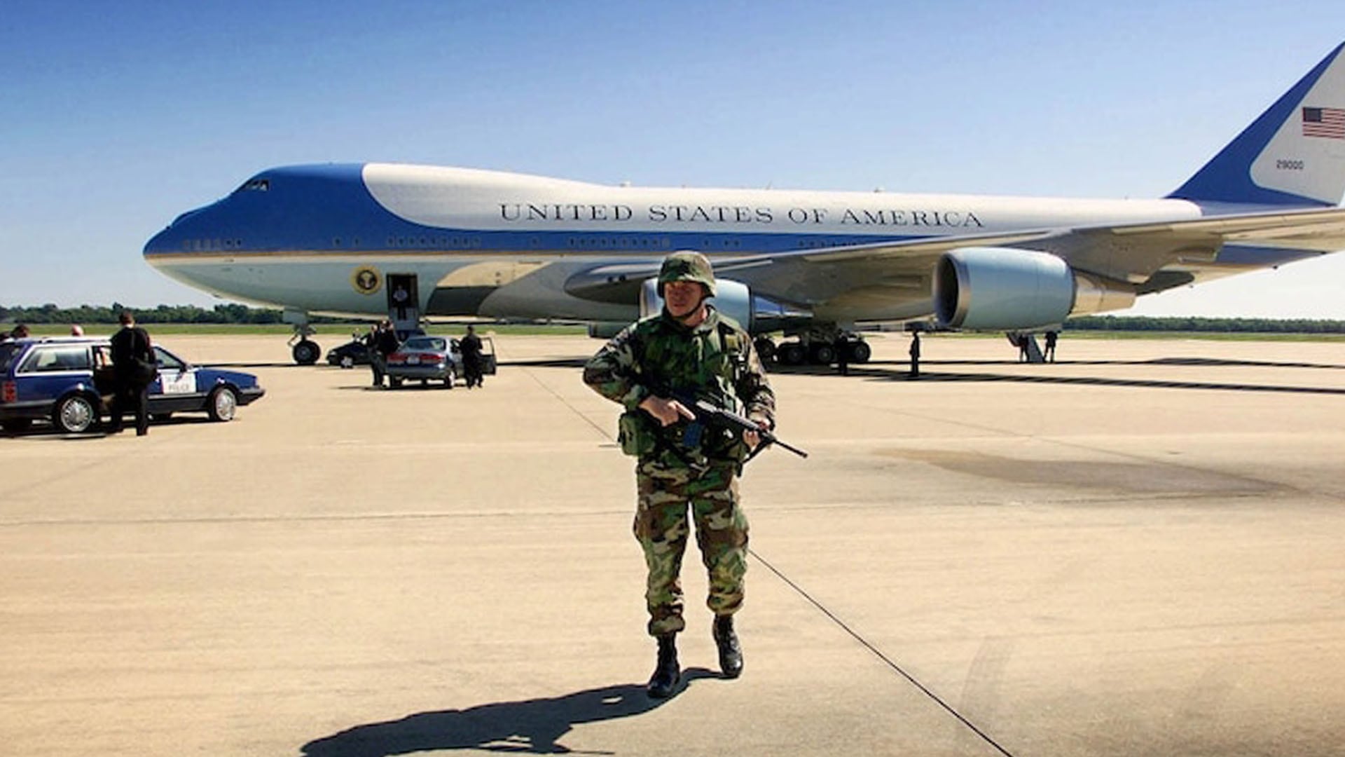 Air Force One permaneció en tierra en la Base Aérea Barksdale el tiempo mínimo indispensable. La escala sirvió para que Bush se comunicara con el país, pero el equipo de seguridad ya tenía el siguiente destino confirmado: la Base Aérea Offutt, en Nebraska (Doug Mills/AP Photo)