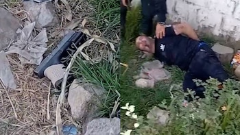 Una pistola sobre follaje seco a la izquierda y un hombre tendido sobre el pasto resguardado por agentes policiales a la derecha