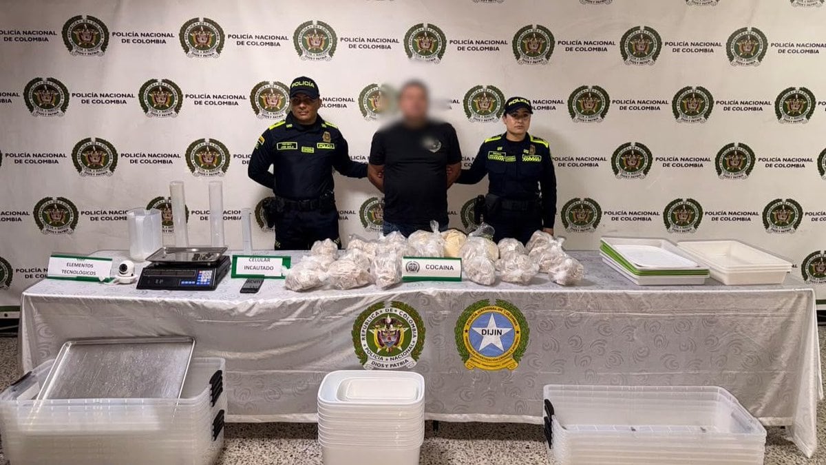 Operativo contra Los Chivos en Medellín dejó un capturado y el decomiso de 32 kilos de cocaína que iban a ser distribuidos en colegios