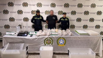 Operativo contra Los Chivos en Medellín dejó un capturado y el decomiso de 32 kilos de cocaína que iban a ser distribuidos en colegios