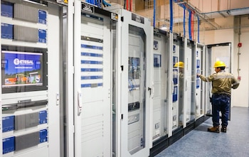 Vista interior de la subestación eléctrica de ETESAL, donde se monitorea y regula la distribución de energía de alta tensión para fortalecer la estabilidad de la red en el país (Cortesía: Secretaría de Prensa).