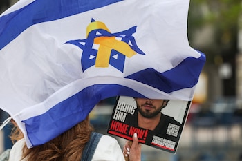 Una persona lleva una foto