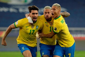 Lucas Paquetá (i) de Brasil celebra su gol con Neymar y Richarlison contra Chile, durante un partido por los cuartos de final de la Copa América en el estadio Nilton Santos de Río de Janeiro (Brasil). EFE/ANTONIO LACERDA
