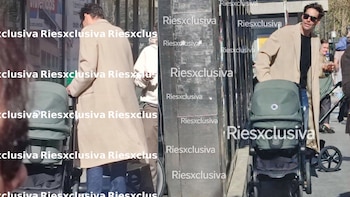 Las imagenes de Jon Kortajarena paseando a su bebé (Marta Riesco)