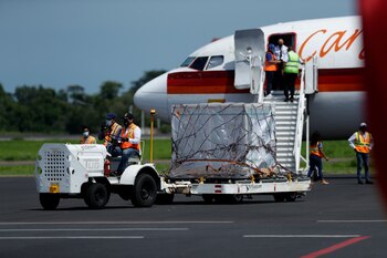 El Salvador recibiendo un cargamento
