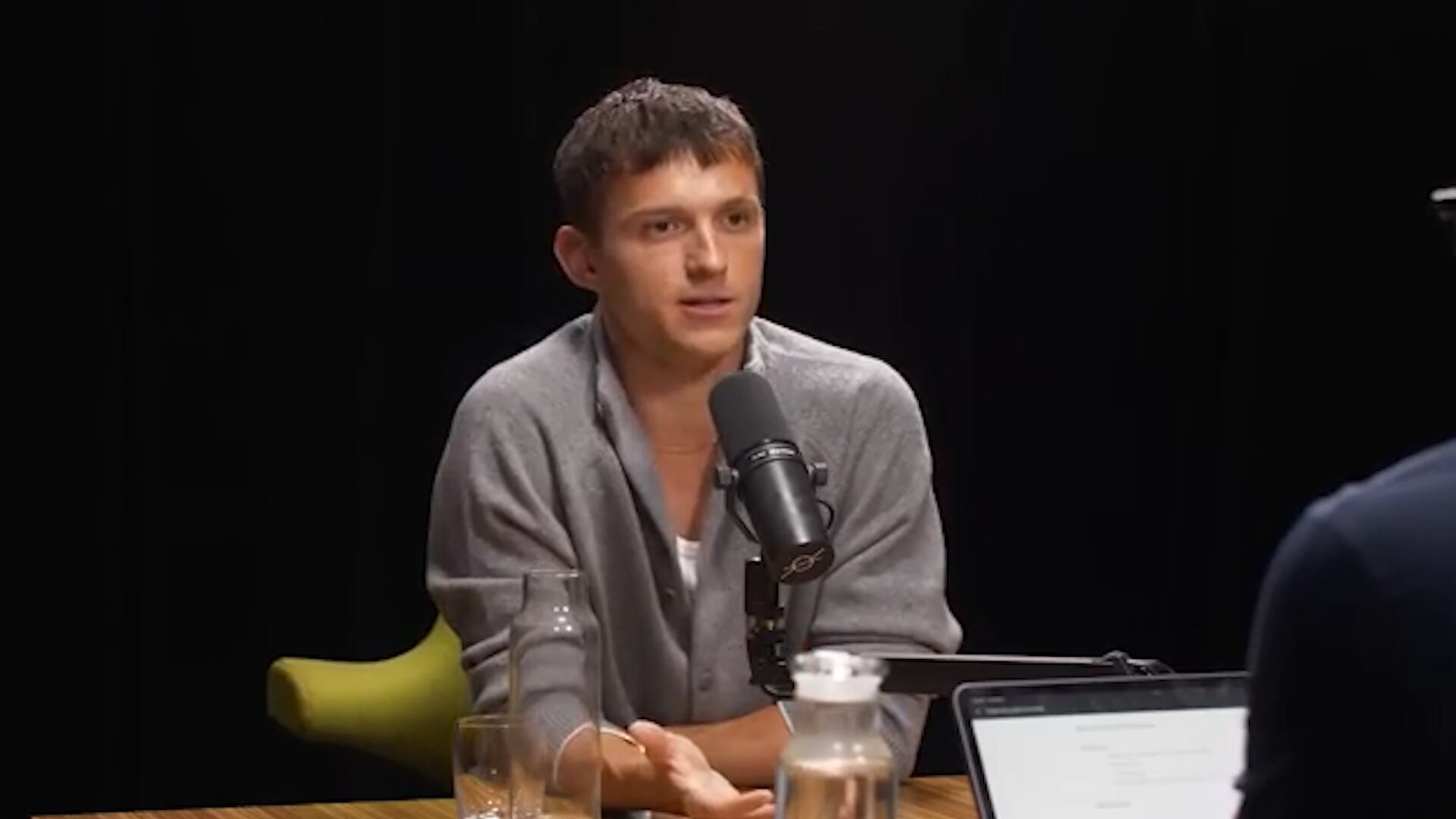 El actor Tom Holland relata cómo la política de cero móviles en los proyectos de Nolan cambia la dinámica laboral y la comunicación del equipo