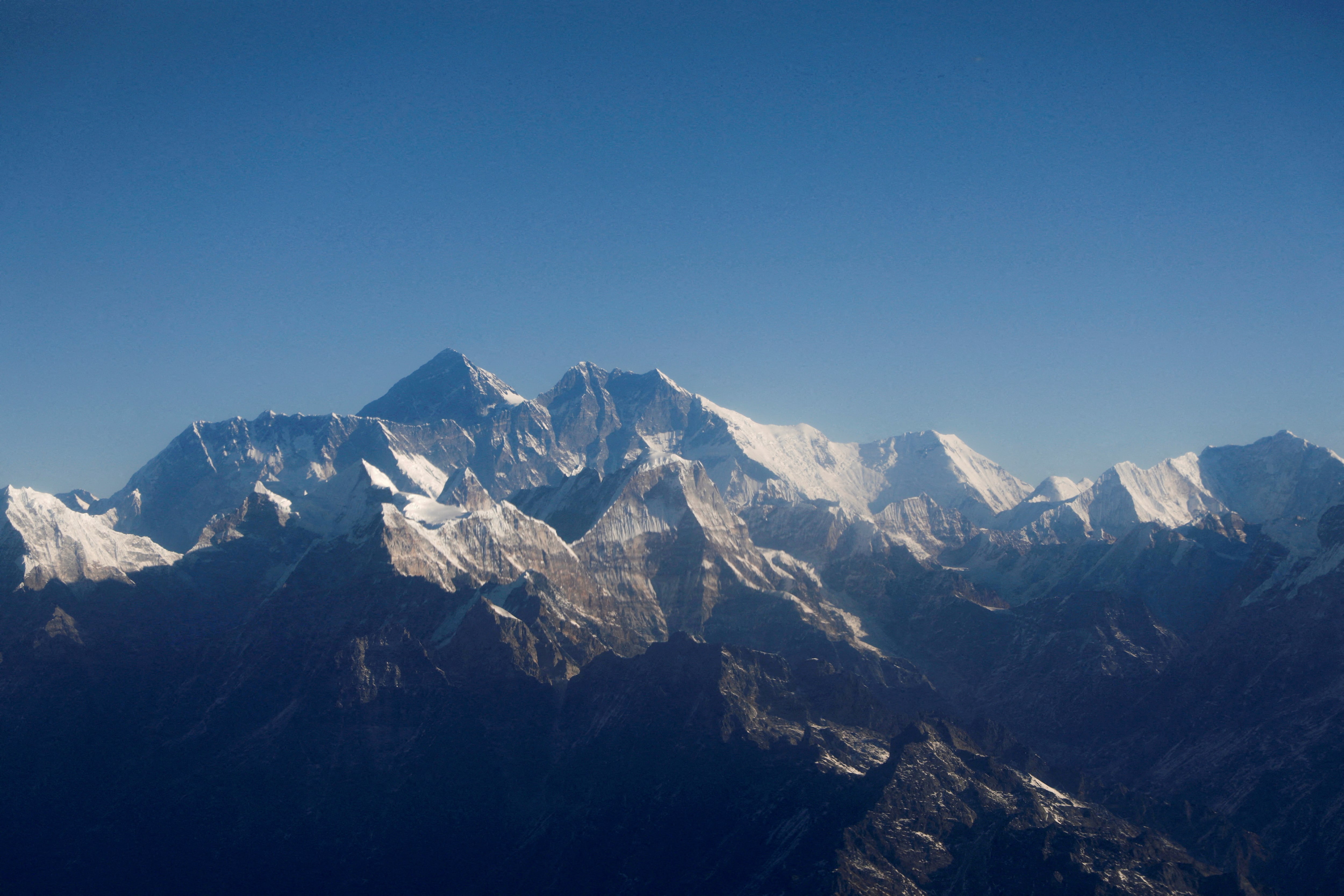 Los expertos vincularon el cambio climático con una mayor frecuencia de colapsos en alta montaña por el adelgazamiento de glaciares y el deshielo del permafrost. (REUTERS/Monika Deupala/File Photo)