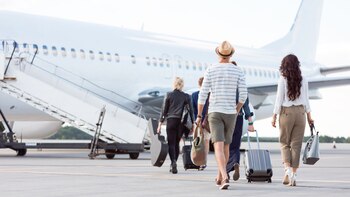 Varios pasajeros caminan por la