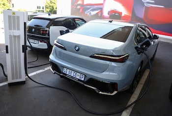 La NHTSA informó que el agua puede entrar en contacto con el relé eléctrico del motor de arranque y causar corrosión, cortocircuito y sobrecalentamiento (REUTERS/Siphiwe Sibeko/File Photo)