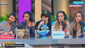 Cinco conductores sentados frente a micrófonos y audífonos en el estudio de transmisión de un programa de YouTube