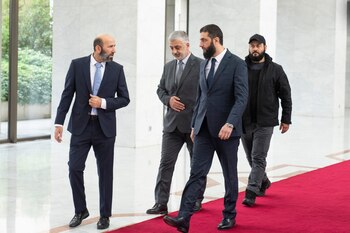 Imagen de archivo: el líder de facto de Siria, Ahmad al-Sharaa, camina junto a sus asesores en el palacio presidencial en Damasco (AP Foto/Mosa'ab Elshamy)