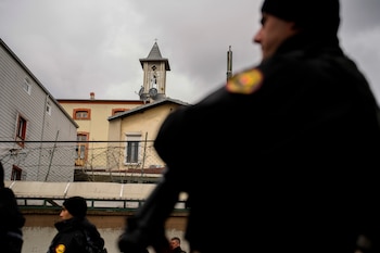 Policías turcos montan guardia ante