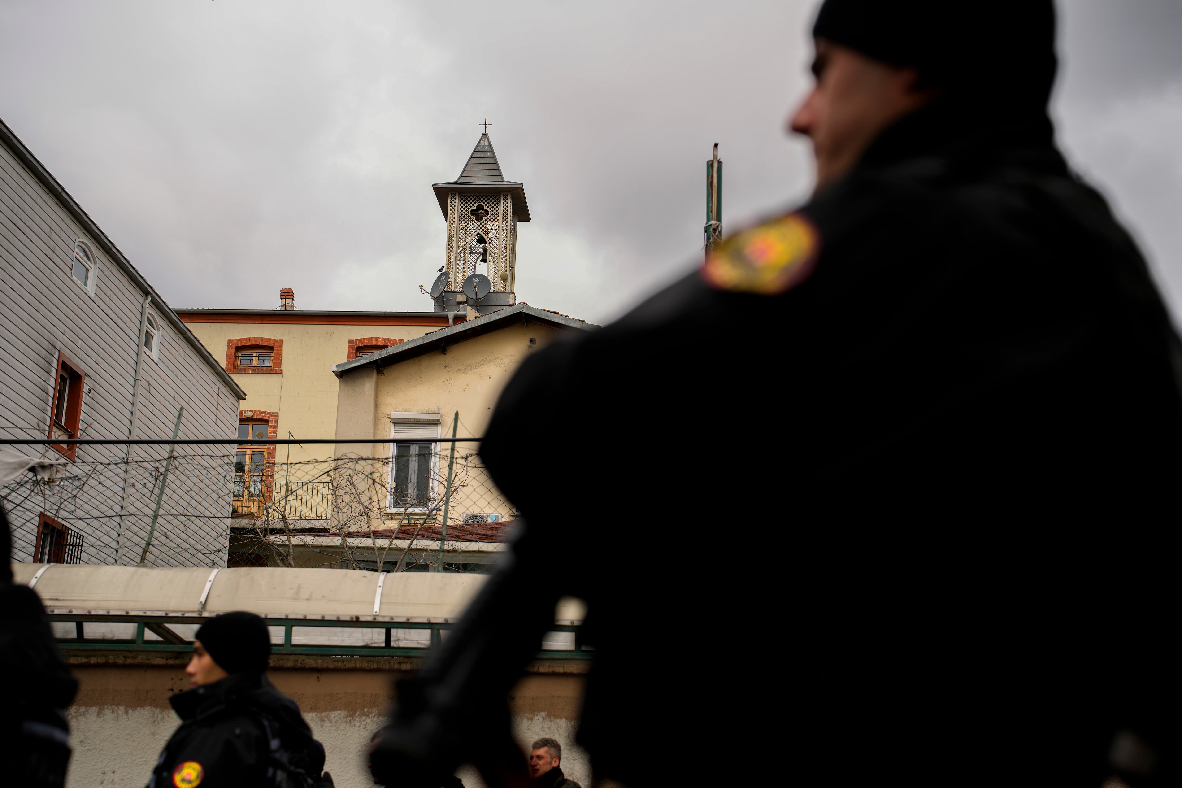 Policías turcos montan guardia ante una zona acordonada ante la iglesia de Santa María, en Estambul, Turquía, el domingo 28 de enero de 20214. Dos personas enmascaradas atacaron una iglesia en Estambul y mataron a una persona (AP Foto/Emrah Gurel)