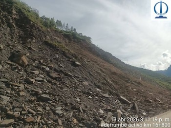 Vehículos detenidos en ambos lados y peatones expuestos a nuevos desprendimientos.