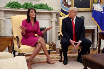 Nikki Haley junto a Donald