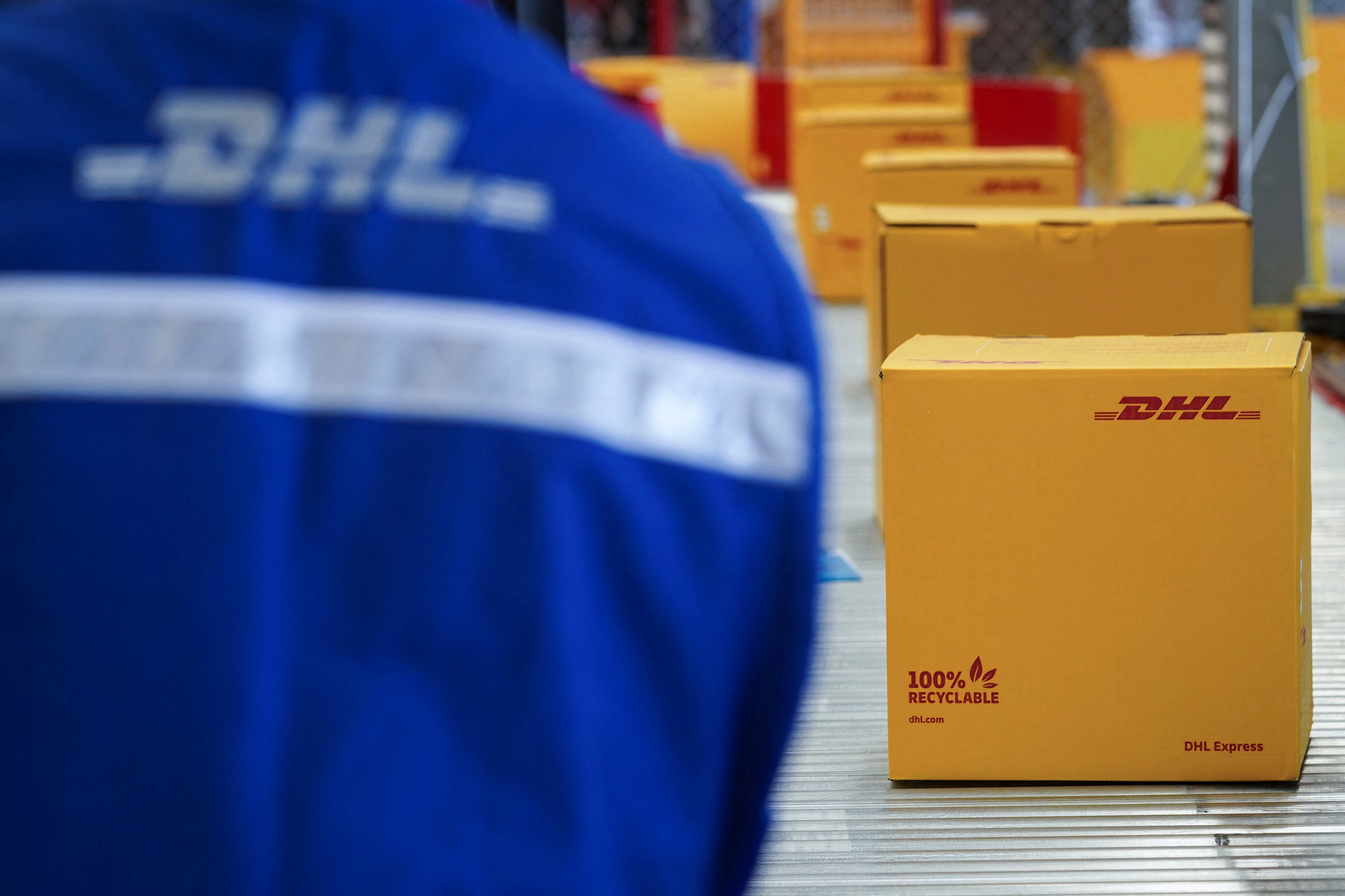 Cajas de DHL en un depósito un aeropuerto en México (REUTERS/Toya Sarno Jordan)