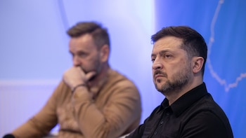 Zelenski encabeza el funeral del líder ultranacionalista Andri Melnik: "Rindiendo homenaje a nuestros héroes"