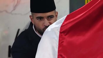 Jordi Amat besando la bandera