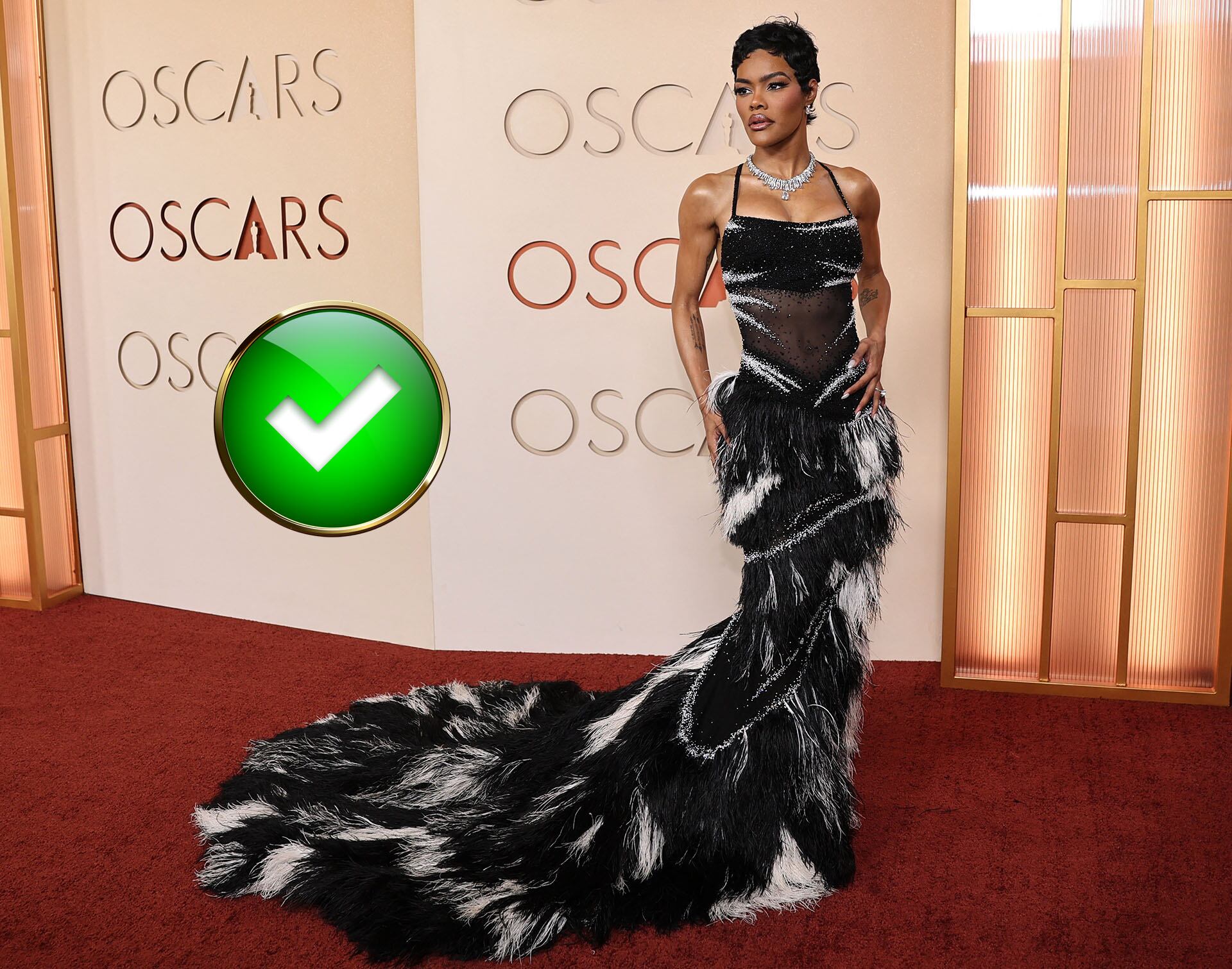 Teyana Taylor vistió un diseño de Chanel que combinó bordados, plumas y transparencias en blanco y negro con un enfoque juvenil