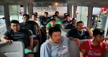 3 de16 pescadores ecuatorianos regresan a su país tras ser rescatados en aguas de El Salvador. (Cortesía: Quiero TV)