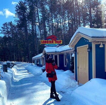 Una de las postales de