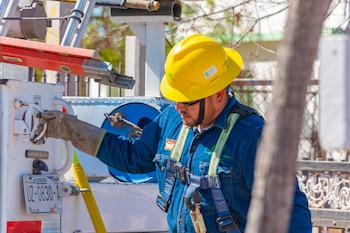 La CFE tiene como objetivo alcanzar una cobertura eléctrica nacional de 99.99% para 2028 mediante la ampliación de la infraestructura y nuevas obras de electrificación.