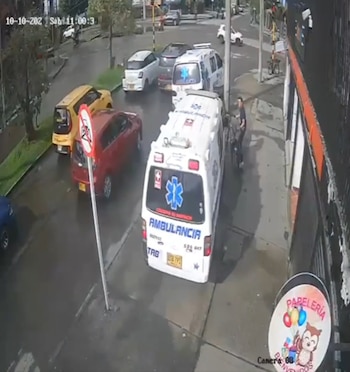 La maniobra de las ambulancias provocó cuestionamientos sobre la seguridad de peatones y ciclistas durante la atención de emergencias - crédito Captura de video