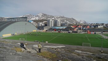 Jugadores de fútbol asisten a