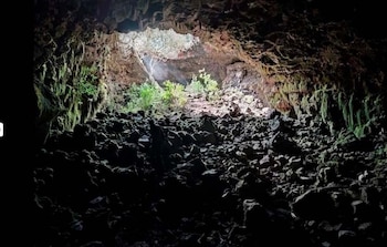 Debajo de los pedregales se