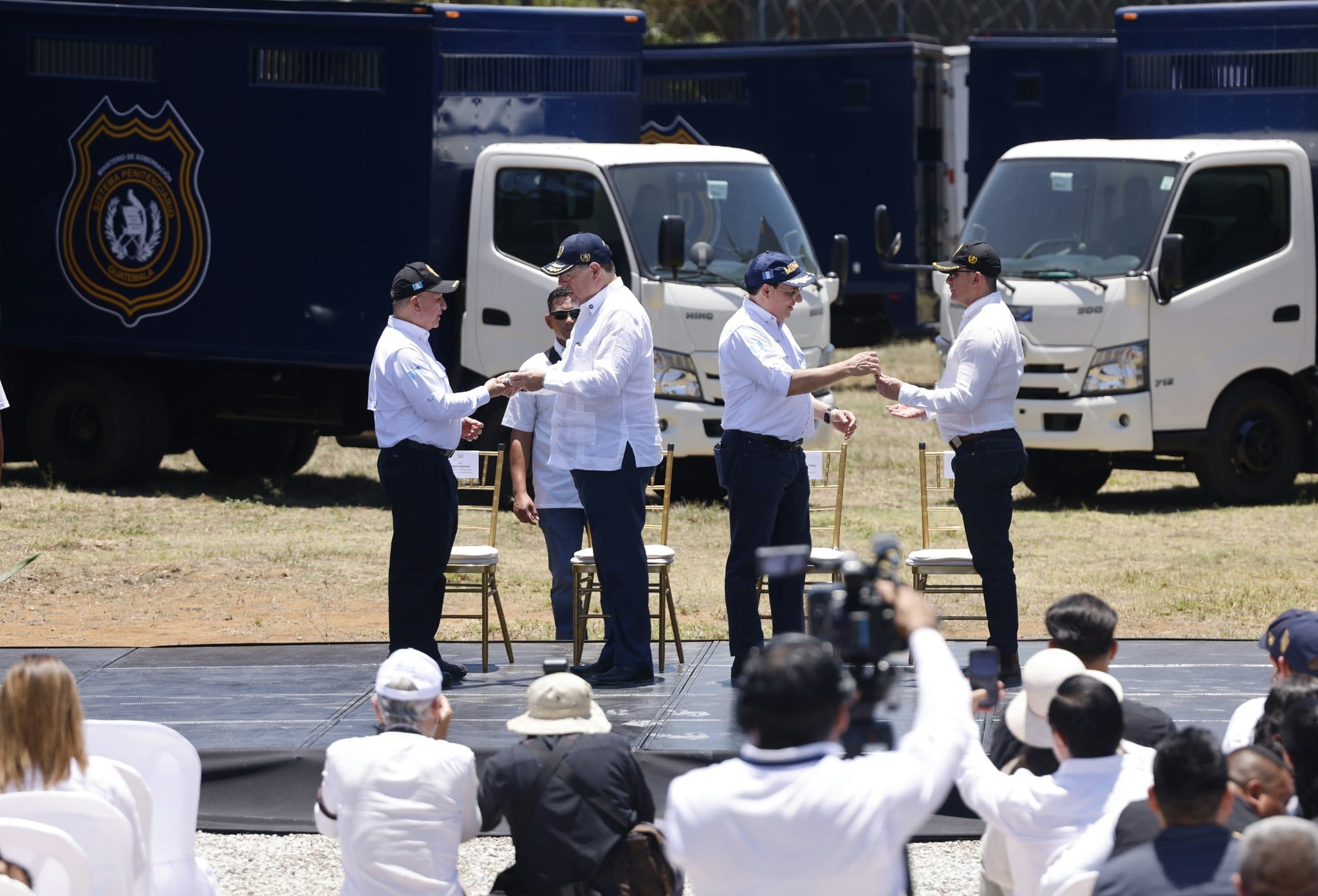 La Dirección General del Sistema Penitenciario de Guatemala incorporó 20 nuevas unidades de traslado para optimizar los operativos en centros de detención. (Fotografía: Ministerio de Gobernación)