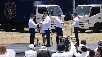 El gobierno de Guatemala entrega nueva flota vehicular al sistema penitenciario con apoyo internacional