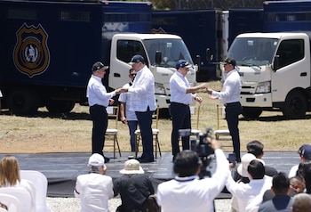Gobierno entrega transporte de traslado al sistema penitenciario