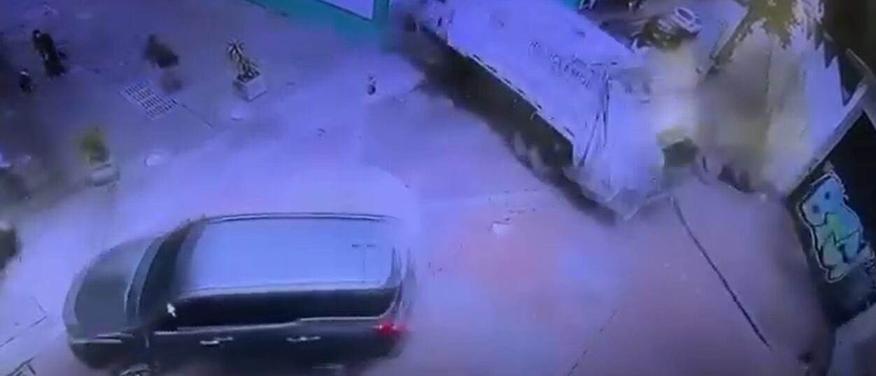Las autoridades identificaron una falla en los frenos como posible causa del choque del camión contra una vivienda en la calle 10 con carrera 2 de Bogotá - crédito Gustavo León/Canal de difusión