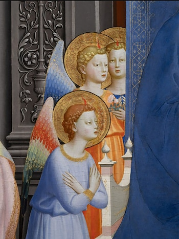 Tres figuras con nimbos dorados, dos con alas azules y rojas, vestidas con túnicas azules y naranjas, y un pilar decorado con relieves