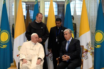 El Papa Francisco asiste a